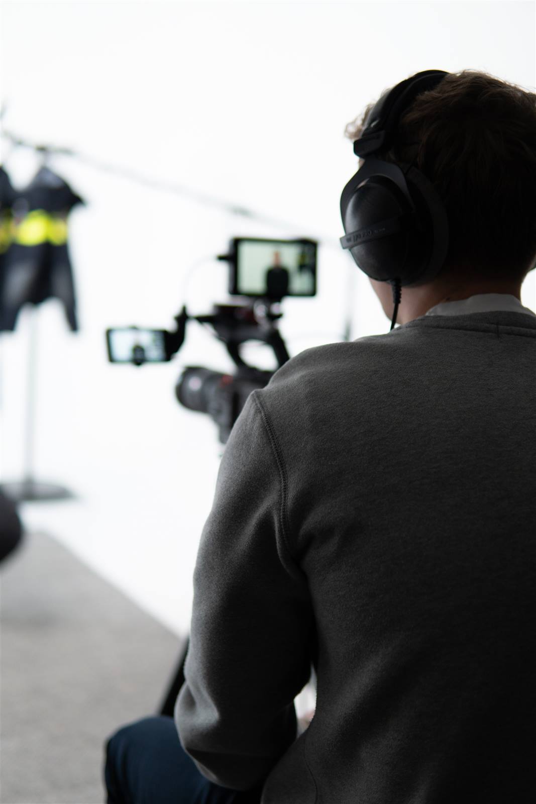 Cameraman filmt met een schoudercamera op de set.