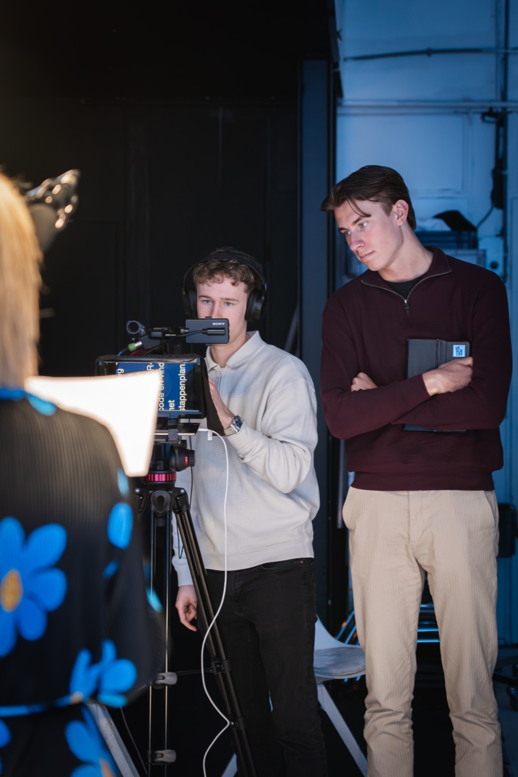Cameraploeg bereidt een interviewopname voor in de studio.