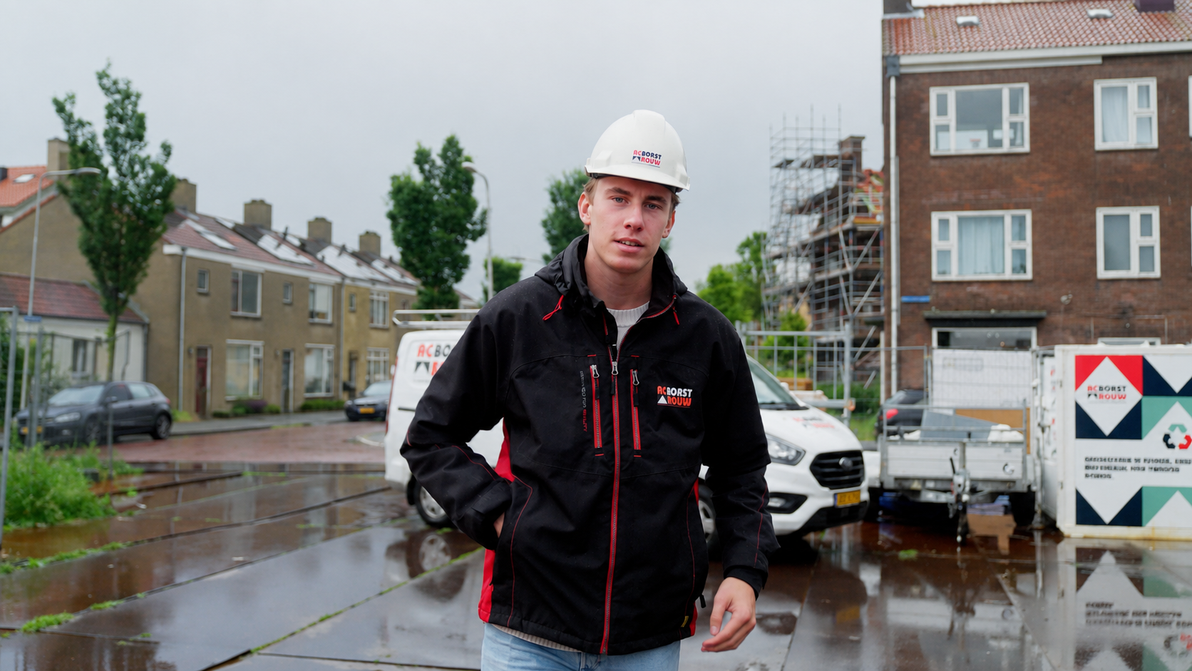 Medewerker van AC Borst Bouw met veiligheidshelm op de bouwplaats.